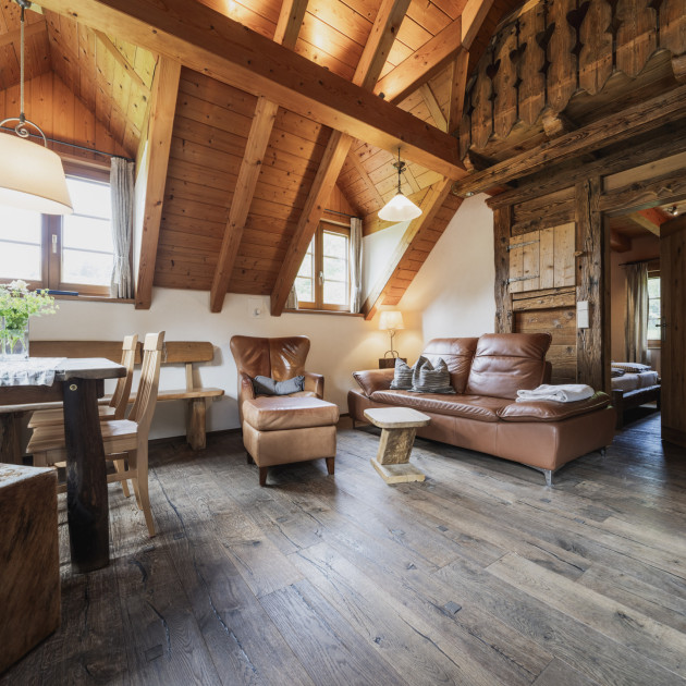 Urige Art im Schwarzwald eine Ferienwohnung einzurichten. Eiche-Parkett Boden mit gemütlicher Einrichtung.