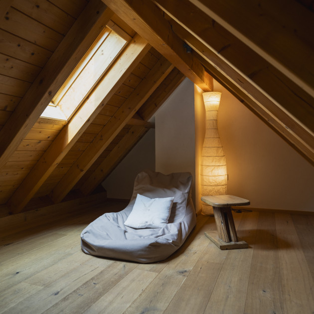 Im Dachspitz der Backhaus-Ferienwohnung ist ein Sitzsack mit Kissen zu sehen.
